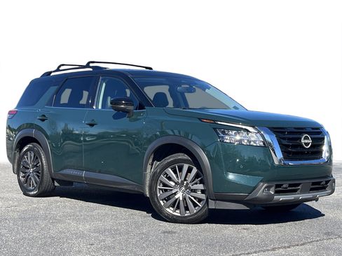 Used 2022 Nissan Pathfinder SL w/ SL Premium Package image 2