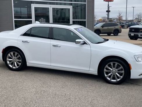 Used 2019 Chrysler 300 Limited w/ Safetytec Plus Group image 3