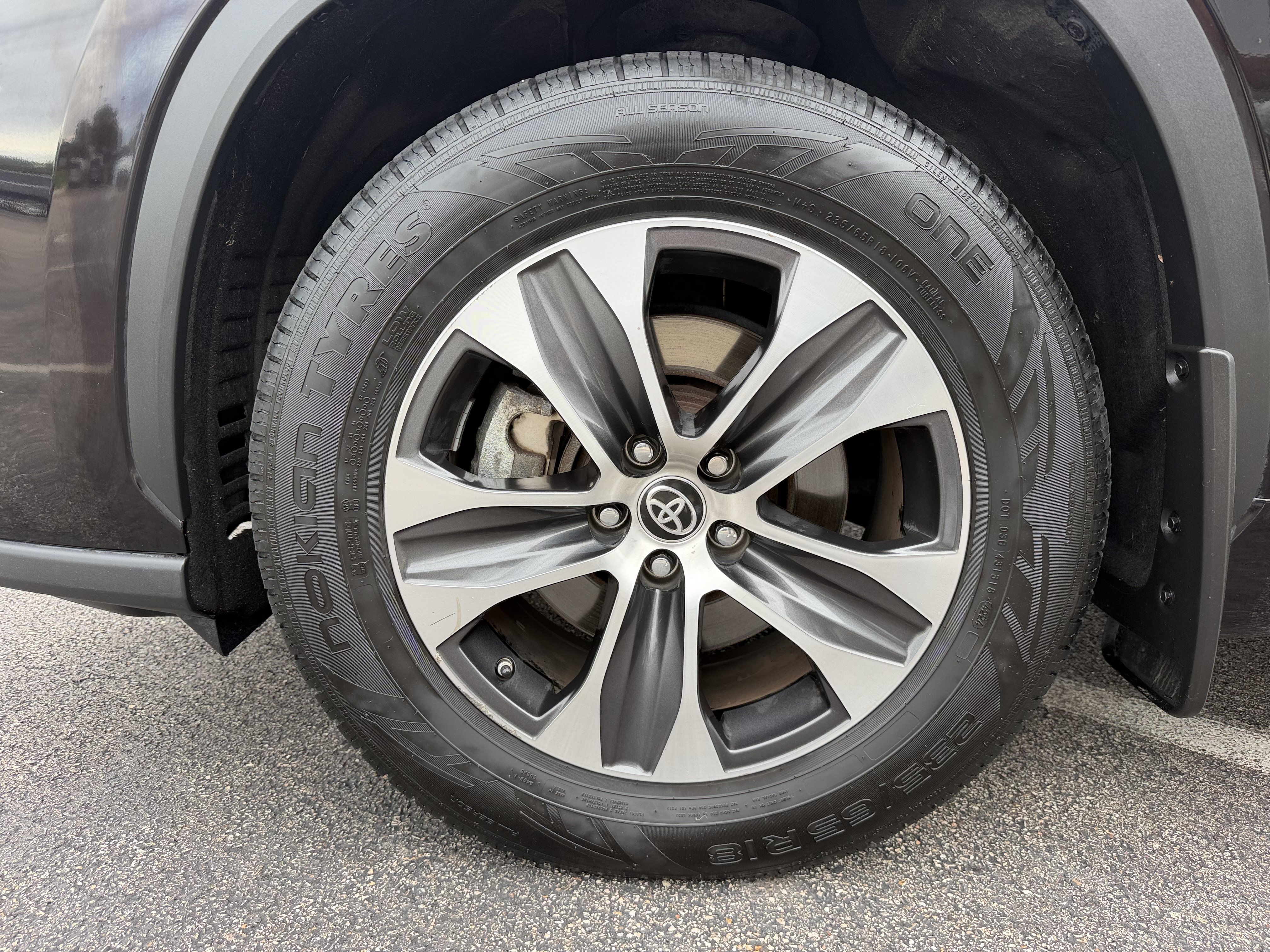 Used 2021 Toyota Highlander XLE AWD/4WD image 13