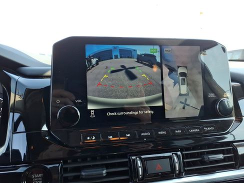 Used 2025 Nissan Pathfinder SL FWD image 22
