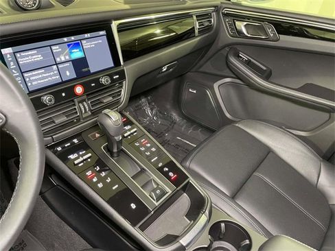 Used 2025 Porsche Macan image 36