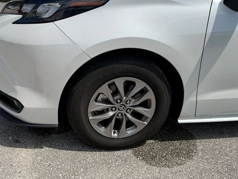 Used 2026 Toyota Sienna XLE FWD image 4