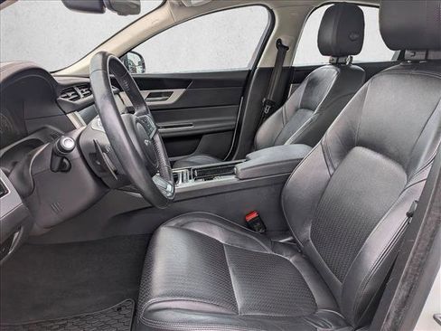 Used 2019 Jaguar XF Prestige image 11