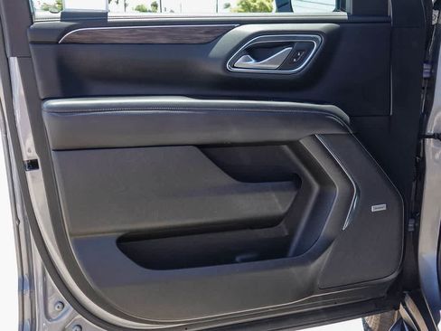 Used 2022 Chevrolet Suburban LT RWD image 19