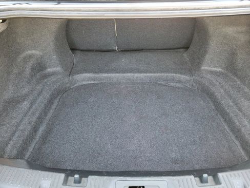 Used 2017 Ford Taurus SE image 12