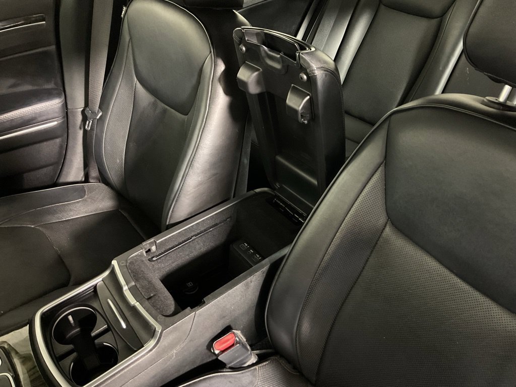 Used 2019 Chrysler 300 Limited AWD/4WD image 31
