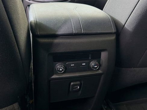 Used 2022 Chevrolet Traverse LT image 25