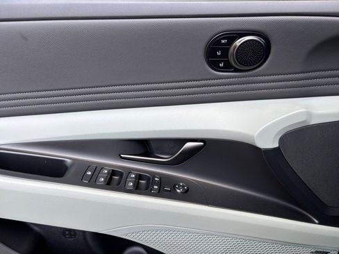 Certified 2025 Hyundai Elantra Limited FWD image 32