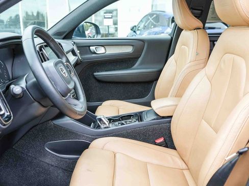 Used 2019 Volvo XC40 T4 Inscription FWD image 17