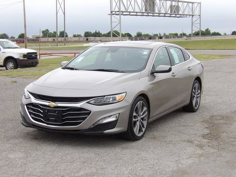Used 2024 Chevrolet Malibu LT FWD image 2