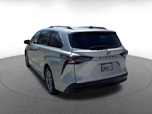 Used 2025 Toyota Sienna XLE FWD image 12