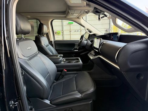 Used 2025 Ford Expedition Platinum AWD/4WD image 10