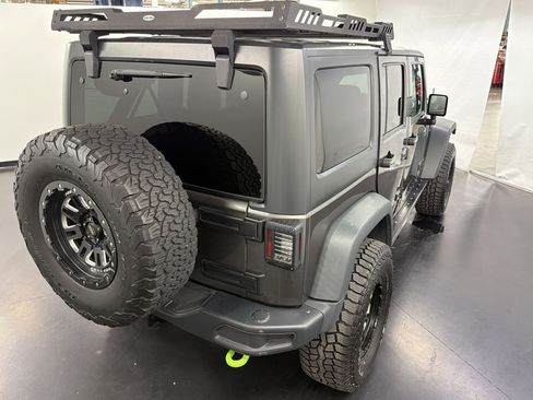 Used 2016 Jeep Wrangler Unlimited Rubicon image 9
