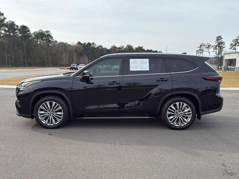 Used 2024 Toyota Highlander Platinum image 4