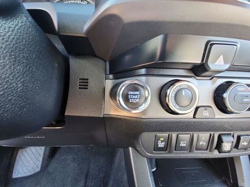 Used 2022 Toyota Tacoma TRD Sport w/ Technology Package image 17