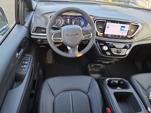 New 2026 Chrysler Pacifica Select image 7