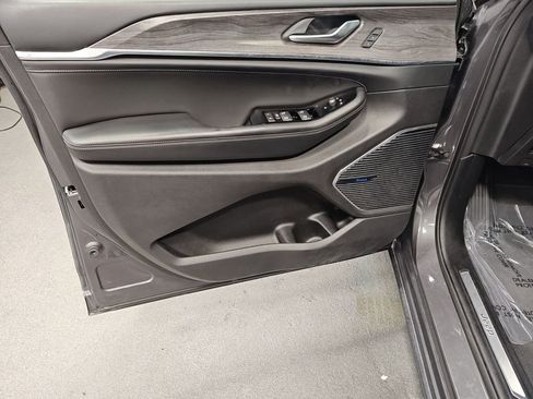 Used 2022 Jeep Grand Cherokee Overland AWD/4WD image 16