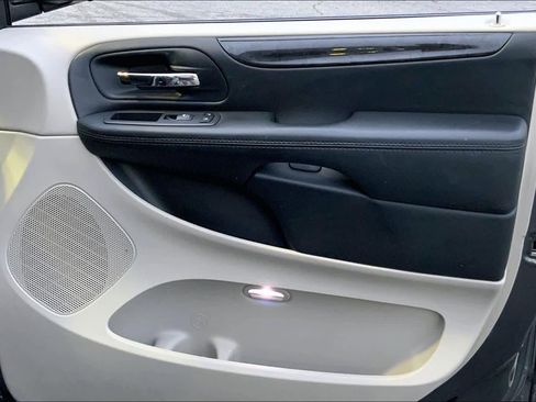Used 2018 Dodge Grand Caravan SE w/ UConnect Hands-Free Group image 21