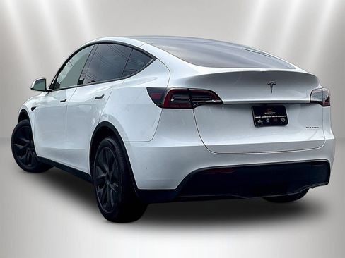 Used 2024 Tesla Model Y Long Range AWD/4WD image 4