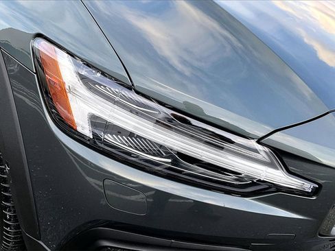 Certified 2026 Volvo V60 B5 Cross Country Plus w/ Protection Package Premier image 30