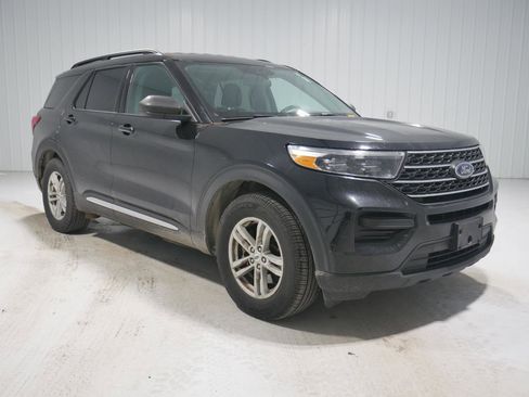 Certified 2022 Ford Explorer XLT image 3