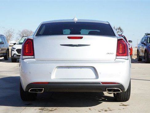 Certified 2022 Chrysler 300 Touring L image 8