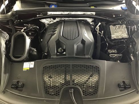 Certified 2023 Porsche Macan Turbo image 18