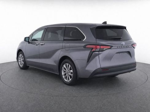 Used 2025 Toyota Sienna XLE FWD image 3