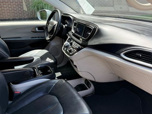 Used 2020 Chrysler Pacifica Touring-L FWD image 31