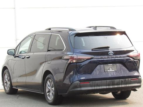 Used 2023 Toyota Sienna XLE w/ XLE Plus Package AWD/4WD image 5
