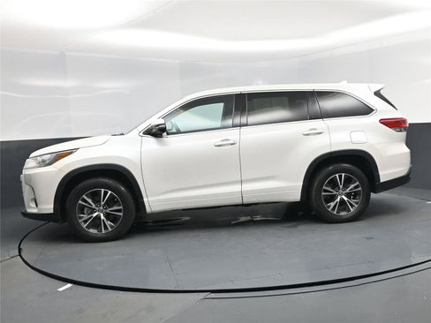 Used 2017 Toyota Highlander Plus image 3