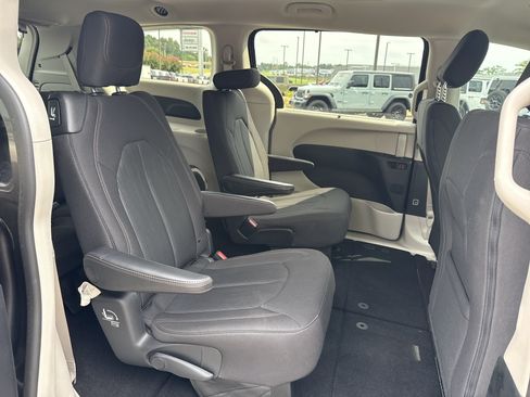Used 2019 Chrysler Pacifica Touring Plus w/ Advanced Safetytec Group FWD image 15