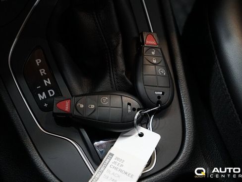 Used 2022 Jeep Cherokee Sport AWD/4WD image 28