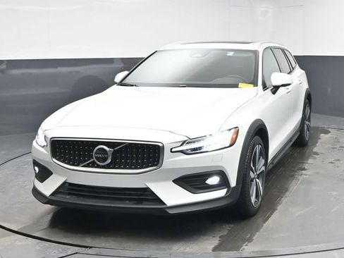 Certified 2025 Volvo V60 B5 Cross Country Plus image 3