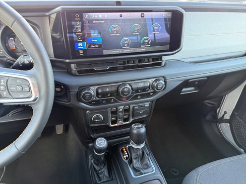 Used 2024 Jeep Wrangler Sahara image 11