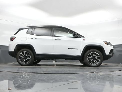 Used 2025 Jeep Compass Trailhawk AWD/4WD image 45