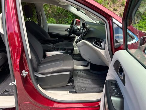 Used 2020 Chrysler Pacifica Touring FWD image 23
