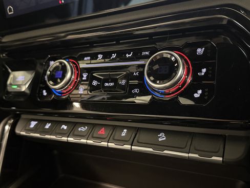 Used 2024 GMC Sierra 2500 AT4 w/ AT4 Preferred Package image 13