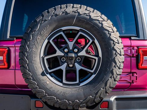 Used 2024 Jeep Wrangler Unlimited Rubicon w/ Technology Group image 19