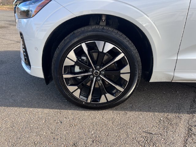 Used 2026 Volvo XC60 B5 Plus AWD/4WD image 28