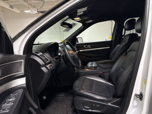 Used 2017 Ford Explorer XLT w/ Equipment Group 202A AWD/4WD image 20