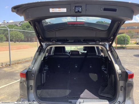 Used 2022 Toyota Highlander XLE FWD image 8