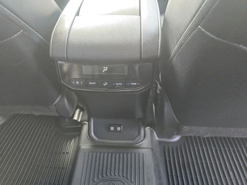 Used 2021 Toyota Highlander XLE image 14