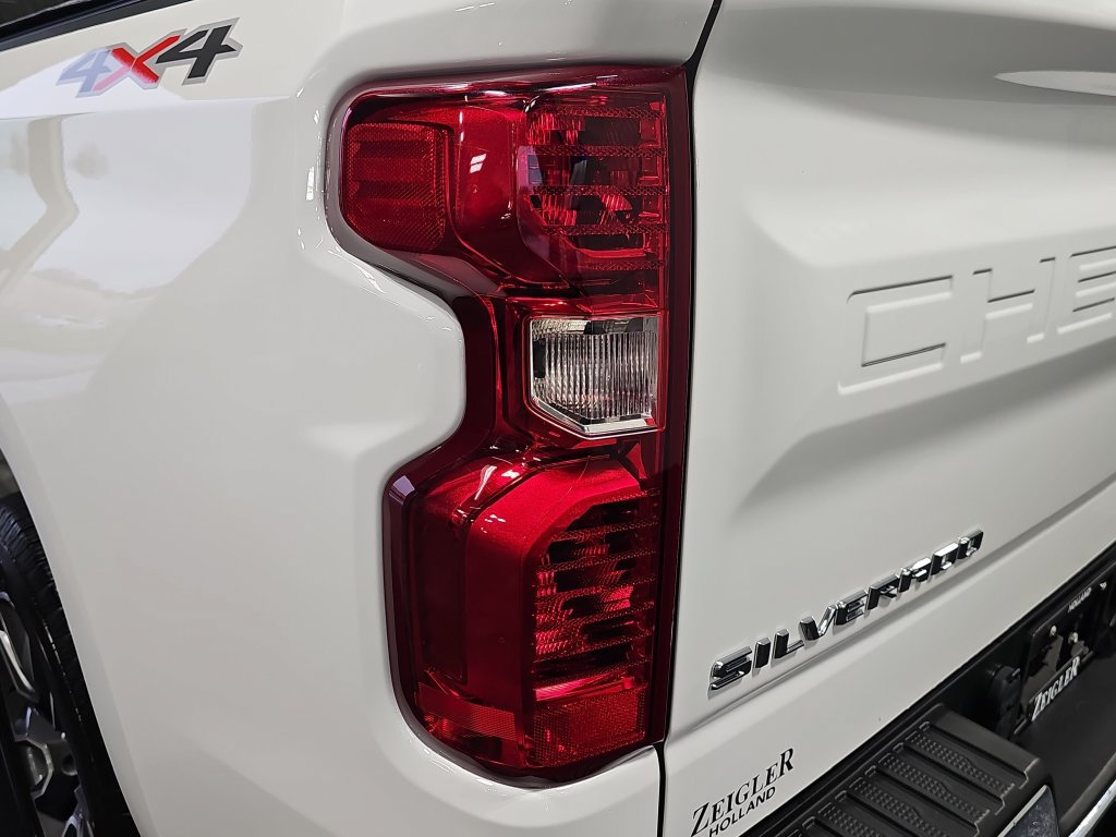Used 2024 Chevrolet Silverado 1500 LT AWD/4WD image 32