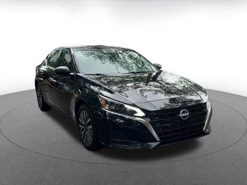 Used 2025 Nissan Altima 2.5 SV image 1