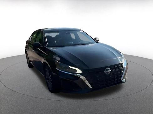 Used 2025 Nissan Altima 2.5 SV FWD image 3