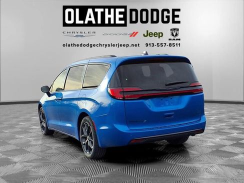 New 2026 Chrysler Pacifica Select image 3