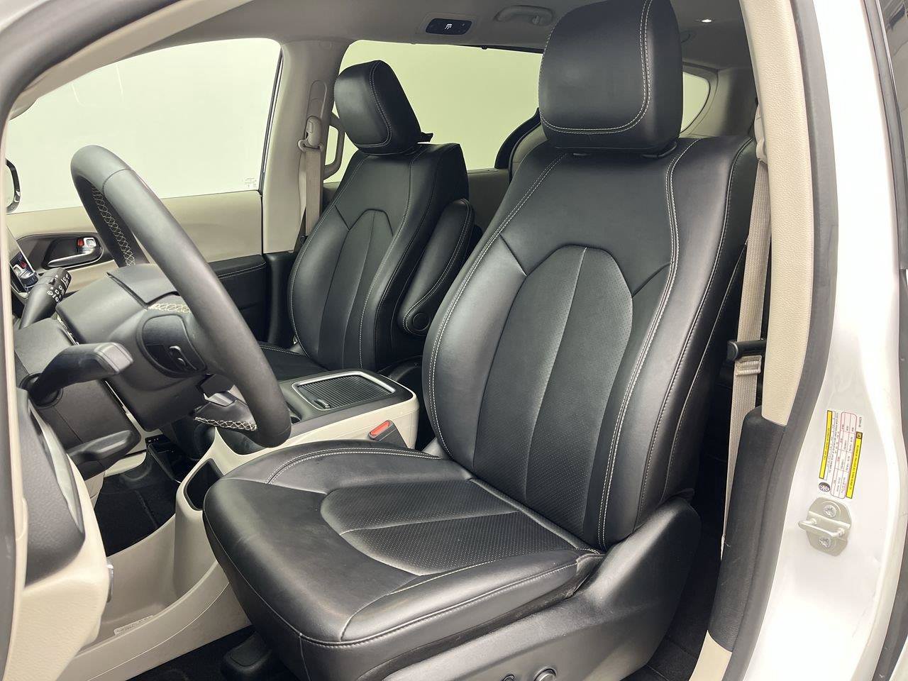 Used 2024 Chrysler Pacifica Touring-L FWD image 8