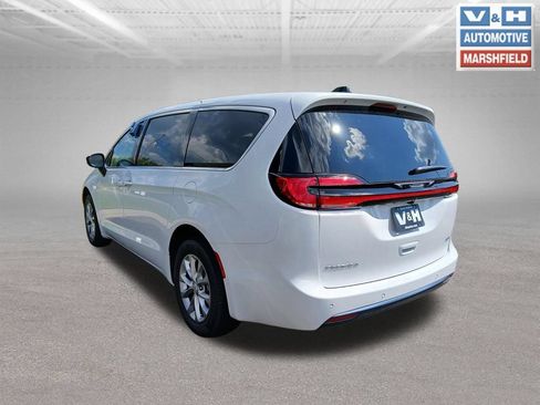 New 2027 Chrysler Pacifica Select w/ Family Tech Group AWD/4WD image 5