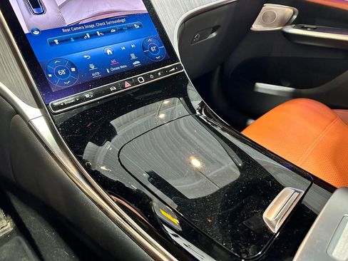 Used 2024 Mercedes-Benz GLC 300 4MATIC image 11